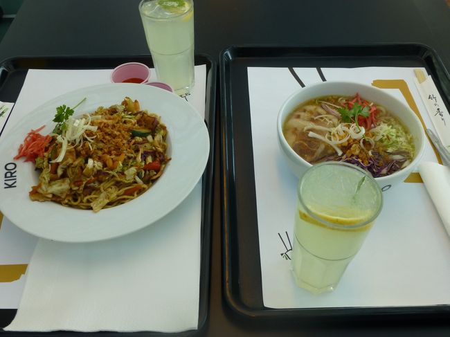 フードコートはどのお店も混んでます。<br />日本食のお店で焼きそばとラーメンを注文。<br />ラーメンの麺はうどんでした。<br />何とも不思議な味でしたがまずくはなかったです。