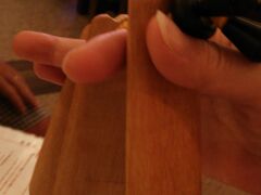 食事の途中で島唄ライブが始まりました。
お客さん全員になんらかの楽器を貸してくれます。

カスタネットのような木でできたものを渡されましたが
微妙に難しかった。

1日ビーチやプールで遊んだので、早めに寝ます。