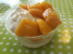 昼食は道の駅恩納に。

車はほぼ満車で地元ナンバーが多くてビックリ。
お土産売り場は、ホテル内と値段は一緒です。

そこまで空腹ではないので、スパムと卵焼きのオニギリと
油味噌のオニギリだけ。

デザートにマンゴーソフト。
マンゴーが濃厚で甘くておいしい♪

このあと、国際通りにお土産を買いに行きレンタカーを返却しました。
オリックスレンタカー隣のガソリンスタンドで満タンにしても￥1200.

那覇空港発18時30のフライトで現実にもどりました。
何故か、お昼以降の写真がまったく無くて雑な終わり方になりました。

来年の夏休みは海外に行きたいな〜。と今から次の旅行のために
下調べをする毎日です。

ご覧いただきありがとうございました！