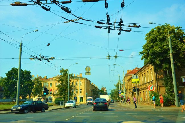 トラカイ城まで車で40分<br />ハイウェイを通り快適なドライブです。<br /><br />旧市街地を抜けてすぐにテレビ塔がありました。車から上手く写真が撮れなかったけどそのテレに塔は東ヨーロッパで最も高い建物の一つで、高さは326,5メートルあり、レストランや展望台になってるとか。