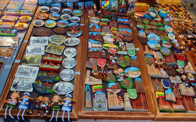 お土産物の露店が並んでます。