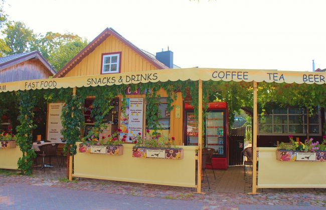 お店があったので休憩しましょう〜<br /><br />家族経営のお店<br />お父さんは上半身裸でした(^^ゞ<br />日中になるにつれ暑くはなってきましたが丁度気持ちのいい気候です。