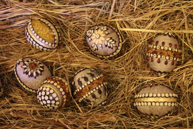 イースターを思わせる小物<br />色合いが麻っぽい<br />そう言えばバルト3国のお土産に毛糸や麻があります。<br />麻のコースターを購入しました。