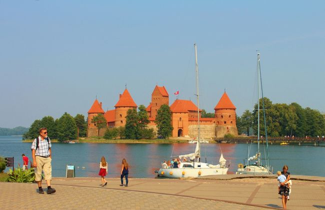 湖畔に路駐スポットがありますが、まだまだシーズンなので空いてません。<br />近隣の住民が家の庭先を開放して駐車場にしています。<br />3ユーロだったかなぁ・・・
