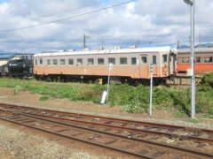 五所川原駅です。
ストーブ列車で有名な津軽鉄道の古いディーゼルカーが留置されていました。
