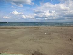 次の列車まで1時間以上あります。
鰺ヶ沢駅の周辺をブラブラしていたら海にでました。
きれいな砂浜です。