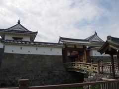 駿府城公園の巽櫓(たつみやぐら)と東御門です。
静岡駅から徒歩10分くらい。