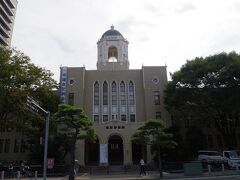 県庁の向かいにある静岡市役所静岡庁舎本館。
1934年完成でこちらも登録有形文化財。
スパニッシュ様式のドーム塔が特徴的です。
玄関にはステンドグラスの装飾も残っているようです。
見学すれば良かった(^_^;)