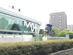 ワケわかんないまま公園に入って、てくてく歩いていくと着いた。
東京都現代美術館。
ミュージアムショップだけでもひやかそうかな。