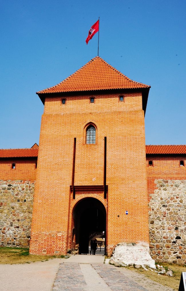 中央の門をくぐります。