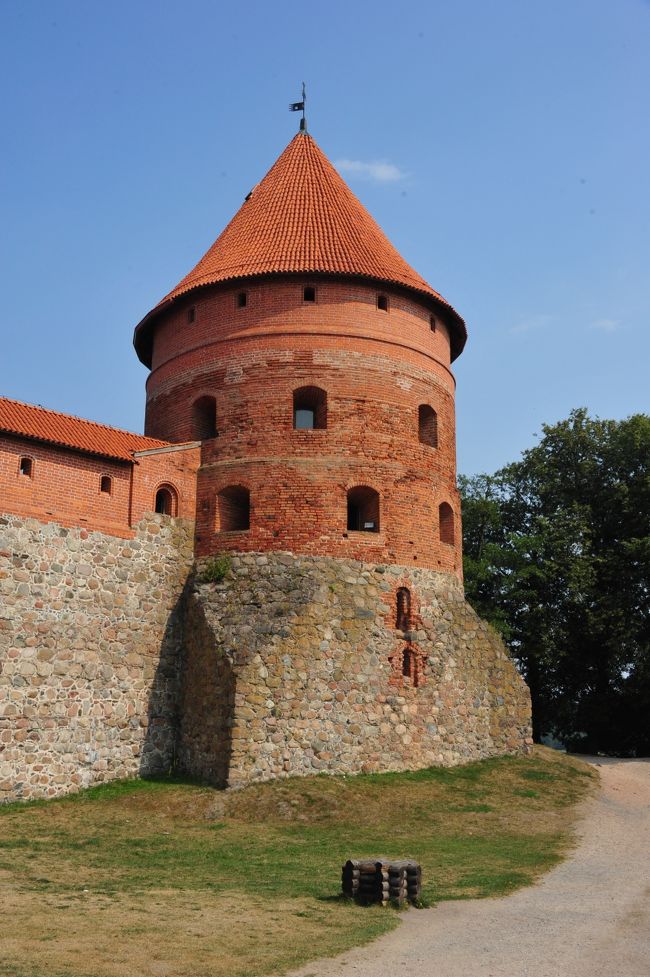 展示物を見てこのお城が廃墟だった事を知りましたがよく修復出来たものです。<br />技術的に・・・と言う意味ではなく財源的に。<br />リトアニアってこれと言った産業もないのでは・・・