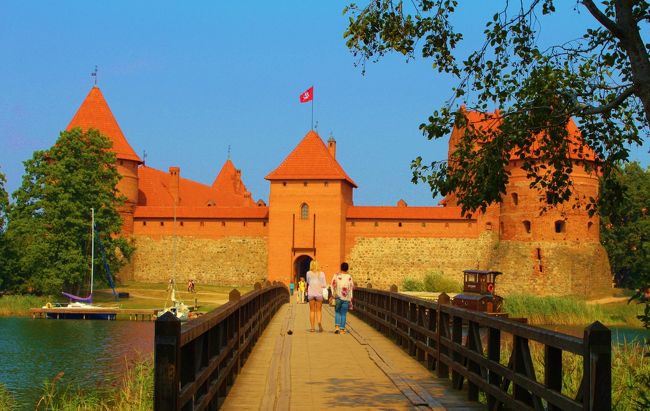 くるっと周って正面に<br />アコーデオンを弾いてる人がいて子供が音楽に合わせ踊ってのどかな雰囲気