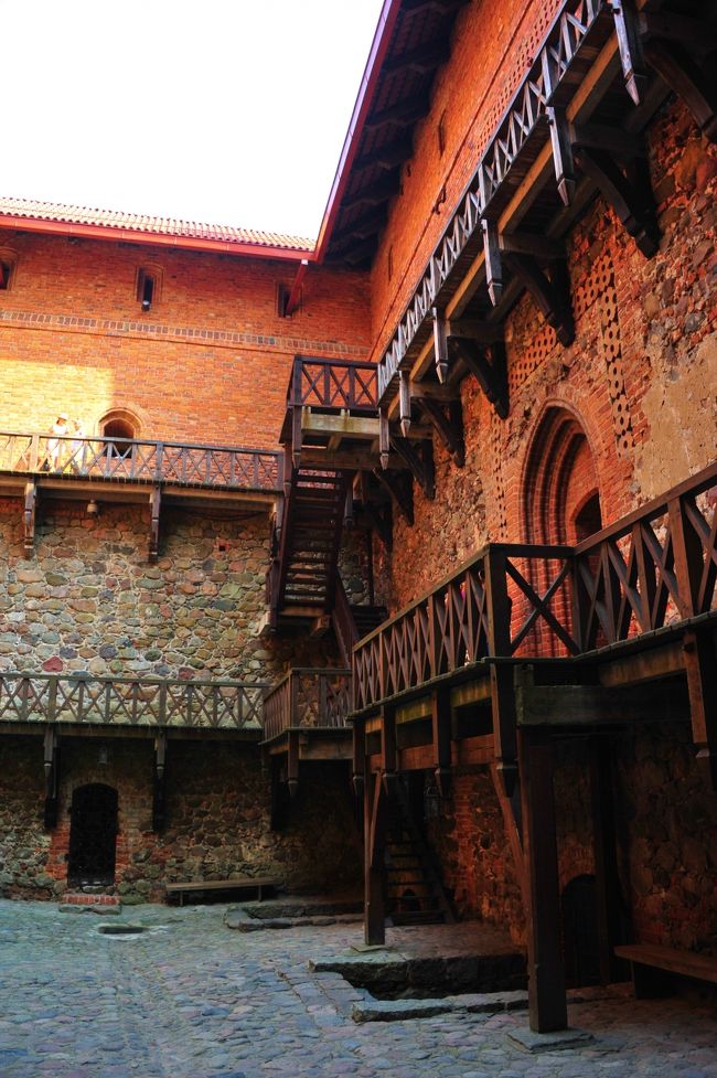 階段は公開の為の後付けなのかな。<br />高さを感じちょっと怖い<br />ってか・・・木製なので木が腐ってないかなと・苦笑