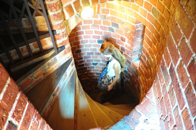 内階段もありました。<br />本当にほぼ改築なので新しい階段<br />原型をとどめてない程破損されてたのにはショック<br />よくここまで修復したものです。<br /><br />