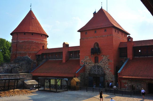 中に入った所です。<br />入り口で入園料を支払います。<br />一人6ユーロだったかなぁ。