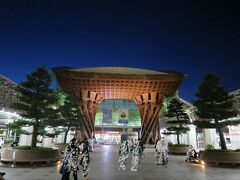 おもてなし門☆
やっと見れた♪

16時39分発のバスで東尋坊から芦原温泉駅へ17時20分着

金沢までは17時半発だったかな鈍行しかない…そのあとの特急より鈍行のが到着早いんだもん！
まっ特急料金は浮いたけど。
その前は17時11分の特急が有るけど…普通さ観光バスと特急は連絡するでしょー！
昨日のcanバスといい不便だなぁ…
