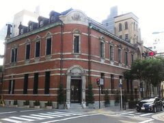 さらに５分ほど南下すると見えてくる
赤レンガの建物は オペラドメーヌ高麗橋
