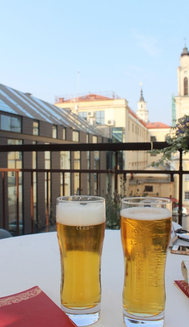 さぁ〜心置きなく飲める〜！<br />ホテルの屋上にあるバーへ