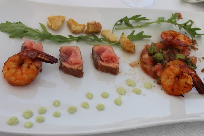 サーモンと海老<br /><br />取りあえず飲むだけのつもりが食事をすることに。<br />美味しい〜！