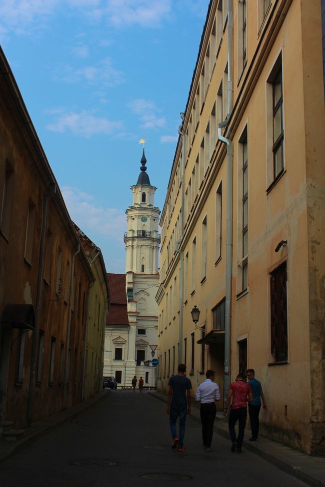 では、お散歩がてら少し街に行ってみますか・・・・<br /><br />ホテル前の道です。見えてるのは旧市庁舎