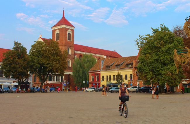 聖ペテロ＆パウロ大聖堂　Kaunas Cathedral Basilica<br /><br />カウナスの旧市街にある15世紀前半に建造された、カトリック教会の大聖堂です。当初、赤煉瓦造りのゴシック様式で建築されましたが、17世紀半ばにロシア＝ポーランド戦争の際に一部が破壊され、その後修復されルネサンス様式の建物となりました。内部には18世紀後半、ポーランド＝リトアニア共和国の最後の国王、スタニスワフ2世アウグストにより施された装飾が残されています。
