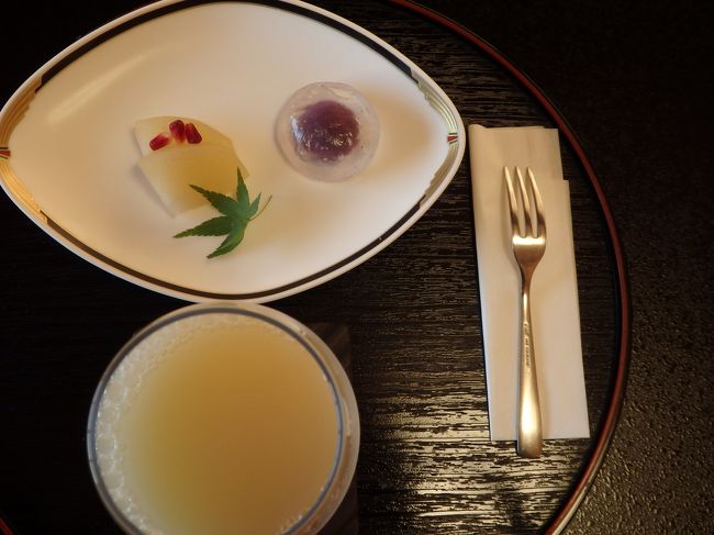 これは、ウェルカムドリンクとお菓子です。<br />おいしかった。<br />ごはんも、お腹一杯になるくらいたくさをやたべました！<br />すごくおいしかったです。<br />祖母もすごく喜んで、スタッフさんに何度めおいしい、おいしいといっていました(笑)