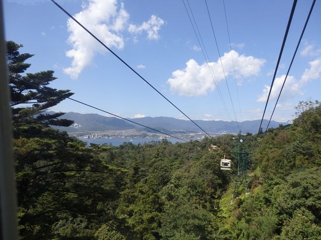 ６人程度の小さなロープーウェーで行って、途中で２０人くらい乗れるのかな？中くらいのロープーウェーに乗り換えます。<br />結構、勾配があって楽しかった！<br />祖母は怖がっていました（笑）<br />でも、お天気だしとっても気持ちよかったです。