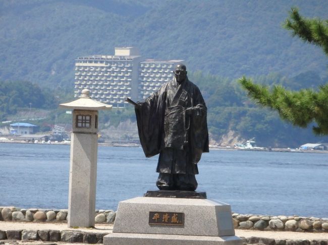 広島駅からＪＲで宮島口まで行き、そこからまたＪＲの船で渡りました。<br />船からテンション上がりつつ。<br />平清盛像がお出迎え。