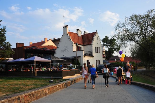 こちらは家族連れの多いエリア<br /><br />平日なのに・・・・<br />このエリアは冬は極寒<br />去りゆく夏を惜しんでるのかなぁ〜