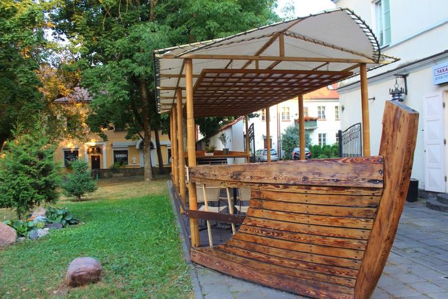 食事前のひと時なのかな・・・・<br />若い家族とおばあちゃんといった組み合わせの人たちが夕暮れを楽しんでる様です。