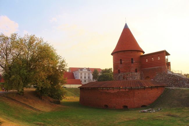 カウナス城　Kaunas Castle<br /><br />ドイツ騎士団の侵攻に備えて13世紀に建造された要塞です。1363年に騎士団により幾度もの攻撃を受け破壊。その後、15世紀に再建されるものの、ビタウタス大公の時代に防衛拠点としての役割を終え、17世紀から18世紀にかけて戦争により、再び城の大部分が破壊されました。現在は、塔と城壁の一部が残されるのみとなっています。