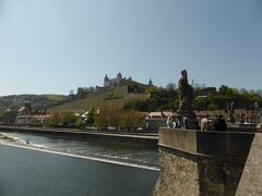 橋の欄干に12対の聖人像が立ち並んでいるアルテ･マイン橋（Alte Mainbrücke）。
対岸の丘の上に見えるのが、マリエンベルク要塞です。
次はそこへ向かいます。
