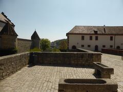 マリエンベルク要塞（Festung Marienberg）は、1253年〜1719年まで歴代のヴュルツブルク大司教の居城＆要塞でした。
城全体を城壁や濠などで複雑に固めたのは、動乱が続く中世において司教が宗教的権力と政治権力を持っていたため。
18世紀になり政局が安定してくると、山の上の堅固な要塞はほぼ必要としなくなったので、1720年から司教の居城は市街地の「レジデンツ」に移るわけです。