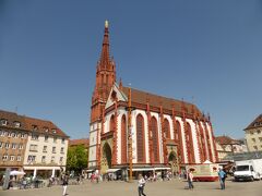 マルクト広場に立つマリエンカペレ（Marienkapelle）。
1377年〜1480年にかけて建てられた後期ゴシック様式の礼拝堂。