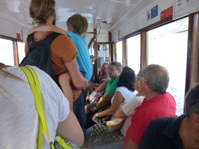 ビッカ線が動いていない事が関係してるのか<br />行列が出来てました。