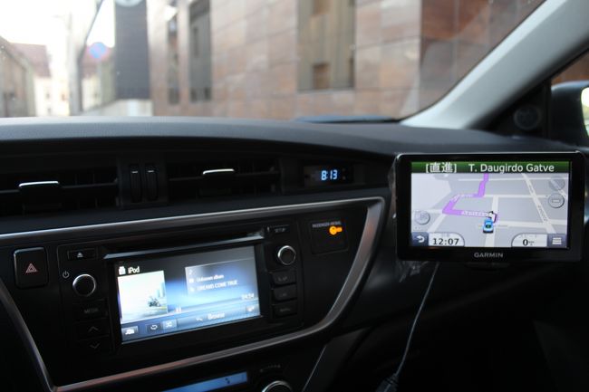 早寝早起きで8時13分には出発出来ます。<br />いつもナビの設置場所に困ります。<br />今回はダッシュボードがステンレスだったのでここに付けれる〜と喜んだのですが<br />吸盤が馬鹿になってるのか落ちてきました。<br />なのでホテルでガムテープを借りて引っ付けました。<br />