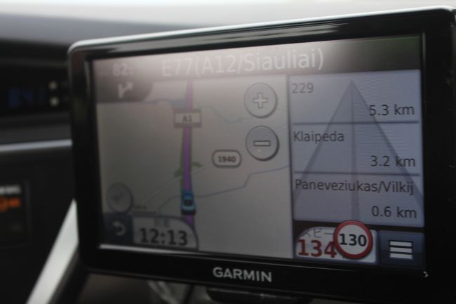 シャウレイの街もランチにいい所があるらしいのですが、リガに早く着きたいわ〜と言う事でリガに向かいます。<br />リトアニアからラトビアの道路は整備された道路で快適です。<br />交通量もほどよい流れでストレスなし。<br />今まで何か国もドライブしましたが一番走りやすい道路です。<br />スピード制限も130キロまであるので走りたい人には楽しいだろうしそこそこの人はゆっくり走れます。<br />たまにオービスがあったり警官もいるので制限速度は順守です。<br />