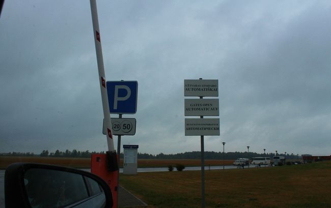 今日は生憎の雨模様　リガまで 270キロの移動です。<br />カウナスからリガへ向かう途中にあるシャウレイまで2時間半のドライブです。<br />着いたところは十字架がいっぱいある十字架の丘<br />駐車場に車を止めます。<br />入る時は自動でゲートが開くけど帰りはビジターセンターで代金を支払って手動で開けてもらいました。<br />1ユーロぐらいだったかな。<br />