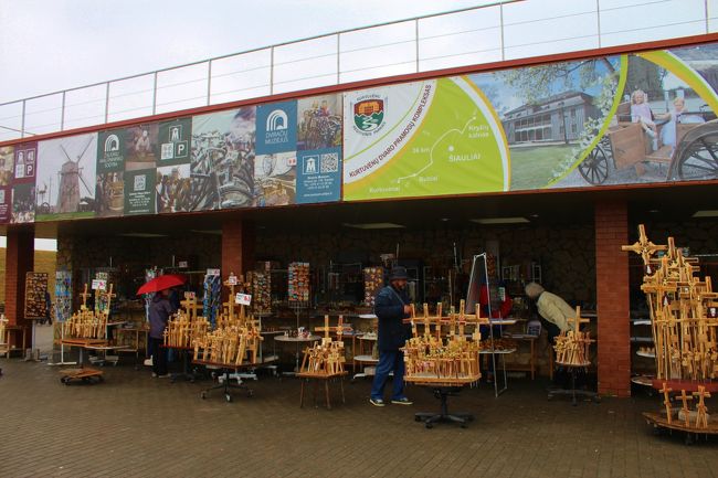 ここで十字架を買って置いてきてもいいんですよ〜<br />5ユーロとかから売ってました。