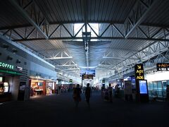 今回利用したのは中国南方航空。
私は関空から、友人は成田から。なので、待ち合わせは中国の広州で、といことだったのですが、なんせ中国はWiFiが利用しにくい環境にあるのでちゃんと合流できるか心配。…だったのですが、そろそろ友人の乗った飛行機が到着する時間だ、ゲートへ向かおうと歩き出したところ、正面から見たことのある顔が…会えた！！ということで全く問題なく合流できました（笑）
と言いつつ、広州白雲空港は国際線のフロアがそんなに広くなかったから心配することなかったかな。