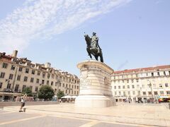 シャルルドゴール行きになっていた荷物がまさかリスボンまで届くはずもなく、手荷物だけ持ってリスボンの街に到着！

ちゃんと荷物の行き先も確かめないとダメだなと反省もありつつ、ロストバゲッジのカウンターでホテルの住所とか電話番号とかメールアドレスを伝えて、連絡をお願いしておいた。
こんなことってあるんだなあと思いながら、空港からバスで街の中心まで向かいます。フィゲイラ広場まで20分ぐらいかな？すぐでした。お天気もいいしこれからやっと旅が始まる感！ワクワクです。なんせ、関空〜中国〜パリと乗り継いでやっとリスボンに着いたので（笑）