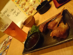 ホテルに荷物を置いて、混む前に腹ごしらえ。
「風来坊」にて手羽先唐揚げと手羽餃子(写真)。
うまい！ビールに合う！！