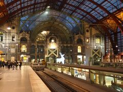 17:00前、ブルージュからの電車がアントワープへ到着。
アントワープ中央駅は、『ザ・ヨーロッパの鉄道駅』といった優美な貫録を湛えていました。

さて、アントワープは、オランダ国境にもほど近い（30kmしか離れていない）ベルギー北部の街。
某歩き方によると、港・ダイヤモンド・ルーベンスがこの街を代表するものとのこと。
あとは『フランダースの犬』も外せません。
ネロが見たいと切望したルーベンスの絵は、この街の教会にあるのです。

なお、アントワープとは英語での呼び名。
・オランダ語：Antwerpenアントウェルペン
・フランス語：Anversアンヴェルス
・英語：Antwerpアントワープ