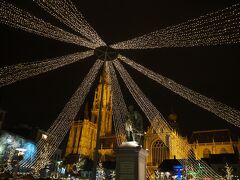 大聖堂のすぐそばの広場では、クリスマスマーケットが賑わいを見せています。