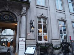 昨日外観だけみたチョコレート屋さんにも立ち寄り。
『チョコレートライン』のチョコはブルージュでも食べたけど、お土産用に大量購入しときます。
あと、アントワープのこのお店は建物が宮殿風なので、それだけでも見る価値あり！

ロケみつで早希ちゃんもここに来てましたね。