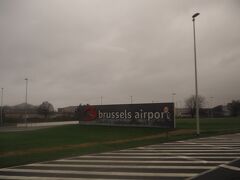 40〜50分ほどで、バスはブリュッセル空港へ。
いつの間にか天気がどんより模様に。