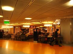 帰りの便まで2〜3時間あるので、大好きなドイツ料理を食べることに！
2014年夏、ウィーンからの帰路でも行った、空港内のレストランへいざ再び。