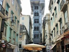 ホテルに荷物を置いて、早速街歩き。
こちらはリスボンの観光の目玉の一つ、サンタジュスタのエレベーター。高低差がすごいリスボンの街で、かんたんに下から上まで上がれるように作られたようですが、現在はもう観光場所に。
午後になると結構な行列なので、朝一ぐらいに行くのがいいんじゃないかなと思います。
私たちが行った時は工事中だったので、綺麗な姿を見ることができず、ちょっと残念。