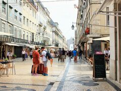 歩行者天国なのかな？通りの真ん中にレストランの屋外席があって、たくさん美味しそうなメニューがあったので目移り…はするけれど、まだご飯の時間には早いので、見てるだけ。奥に見えるのは、凱旋門、勝利のアーチ。綺麗な通りでした。