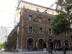 レンガ張りのレトロな外観の 「大阪倶楽部」